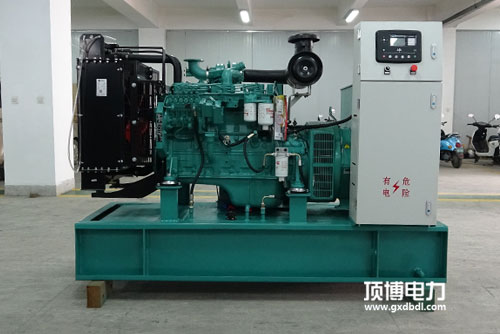 一臺750kW柴油發(fā)電機組工作小于100h，起動排氣管有大量白煙